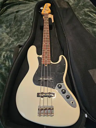 2023 USA Performer jazz bass w/ yorkville hard shell, View more