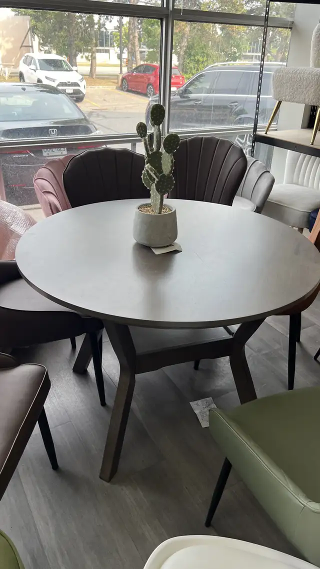 Beautiful round rubber wood dining table in Dining Tables & Sets in Markham / York Region - Image 3
