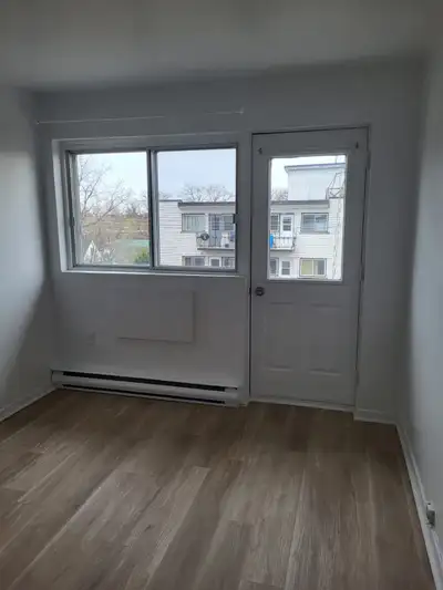 4 1/2 renove avec balcon a louer Rosemont a proximite commerces, transport, ecole, college publiques...