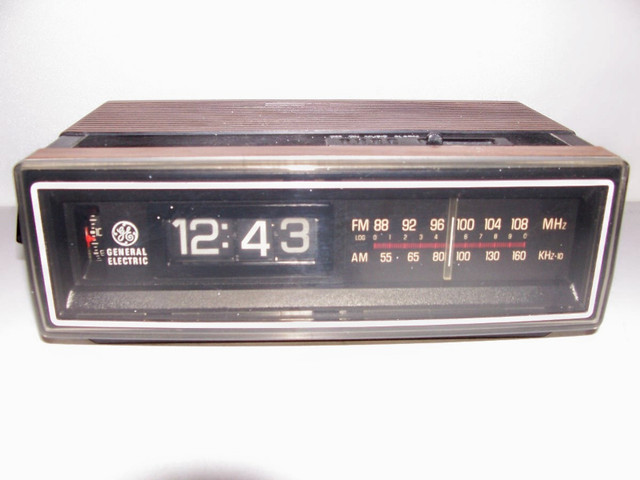 Flip clock rétro réveil matin vintage General Electric dans Art et objets de collection  à Laval/Rive Nord