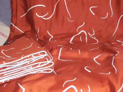couvre douillette + une paire de taies d'oreillers à motifs... sillouettes féminines très beau tissu...