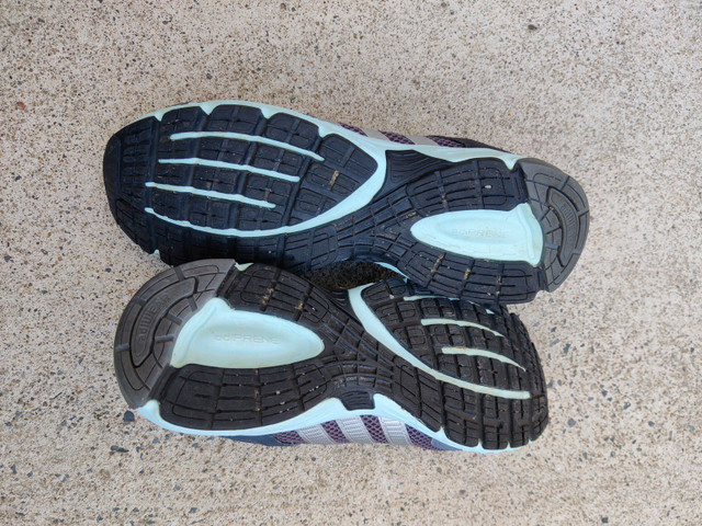 Souliers de course Adidas gris grandeur 6 dans Femmes - Chaussures  à Ouest de l’Île - Image 3