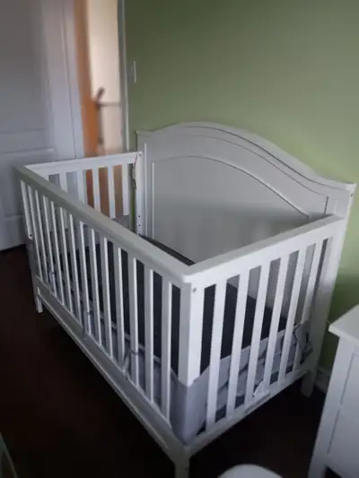 Davinci Charlie 4-in-1 crib and bumper, View more