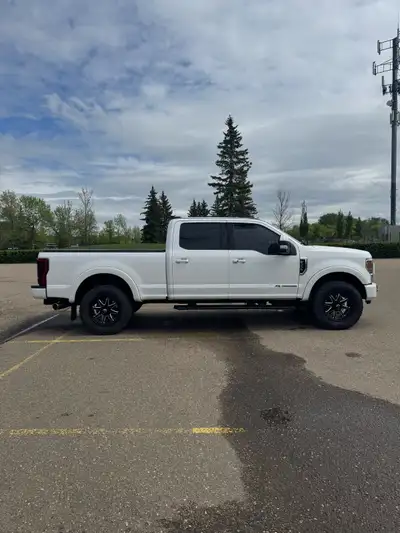 • Year/Make/Model: 2022 Ford F-350 Lariat Crew Cab • Kilometers: 127,818 km • Engine: 6.7L Power Str...