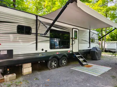Dock your boat and sit around the camp fire before retiring to this meticulously maintained Jayco Ja...