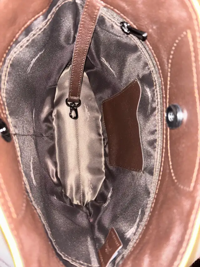 LONGCHAMP Hobo Bucket Leather Tote in Women's - Bags & Wallets in City of Montréal - Image 9