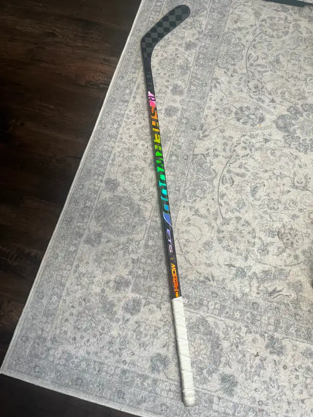 Sherwood Rekker Morph Pro Youth Hockey Stick Right Handed 20 Flx in Hockey in Guelph - Image 2
