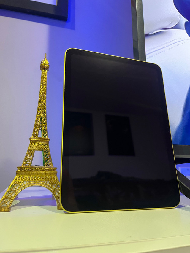 Like New Yellow Apple iPad 10th Generation 64GB in General Electronics in Windsor Region - Image 3