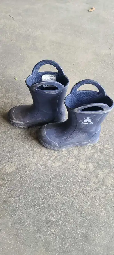 These pre-loved Kamik kids rain boots in size 10 are perfect for puddle jumping and outdoor adventur...