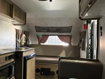 Roulotte légère, facile à remorquer, cuisine, douche et toilette, couche 3 personnes. Support à vélo...