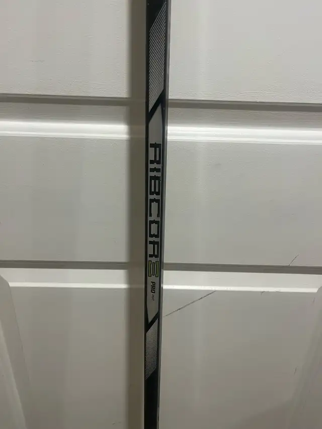 CCM Ribcore Pro Hockey Stick in Hockey in Markham / York Region - Image 3