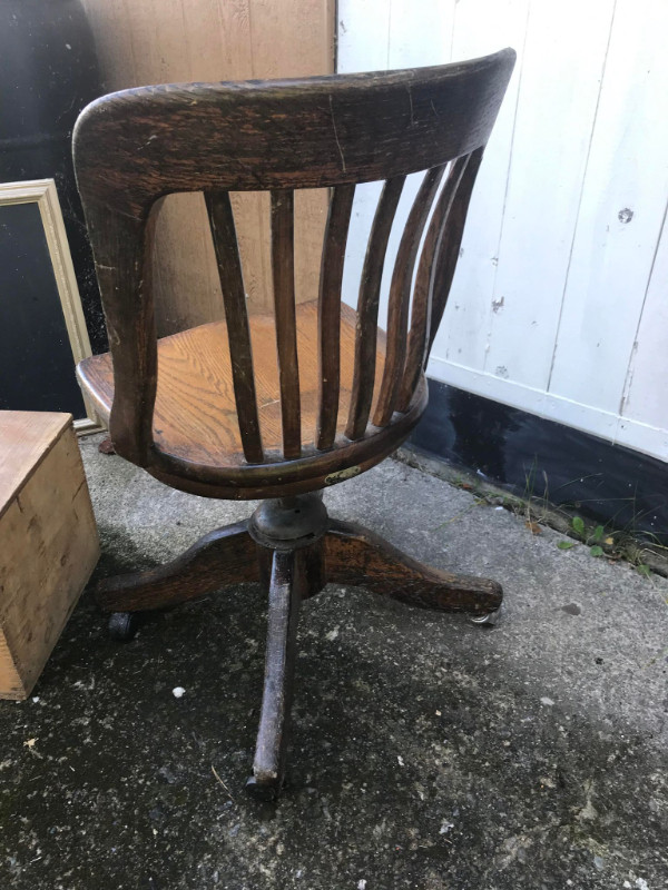 Chaise de bureau antique en chêne in Chairs & Recliners in Thetford Mines