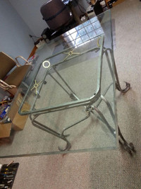 glass top mediam size dinning table appox 43"x60" table top