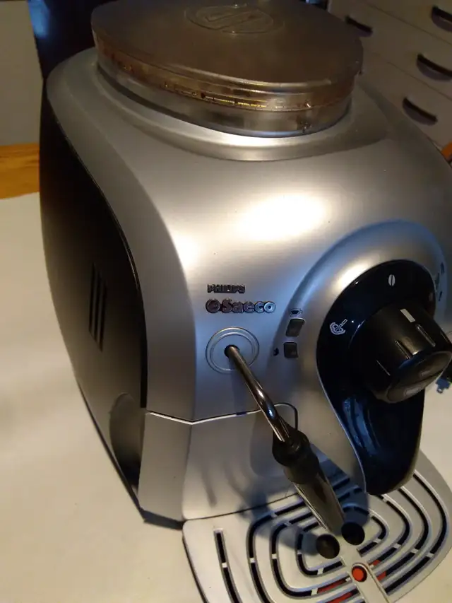 Philips Saeco Xsmall Fully Automatic Espresso Machine in Coffee Makers in City of Toronto - Image 3