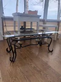 Table d’appoint en fer forgé et dessus en verre