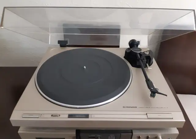 Pioneer Turntable  PL-4  in great working condition in General Electronics in Oshawa / Durham Region - Image 5