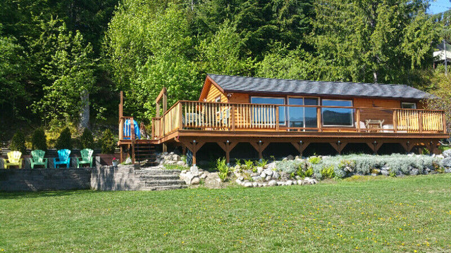 Queens Bay Hideaway Lakefront Vacation Cottage - Balfour in British Columbia