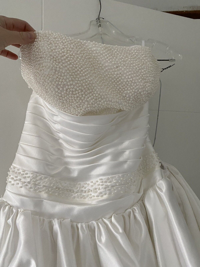 Wedding Dress with Detachable Train in Wedding in Medicine Hat - Image 2
