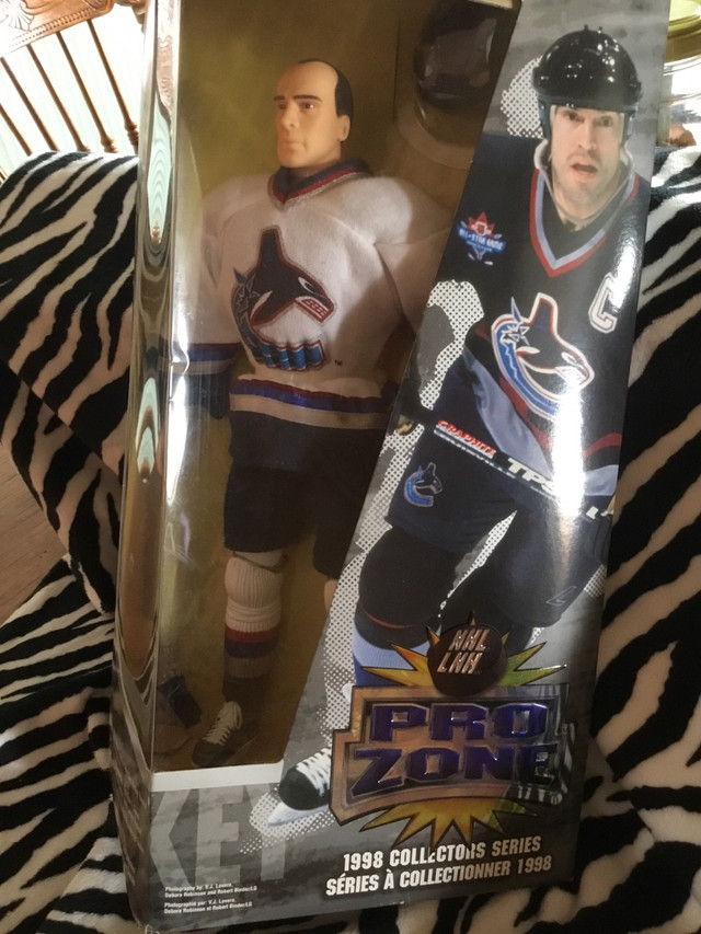 NHL HOCKEY FIGURE MARK MESSIER VANCOUVER CANUCKS PRO ZONE  in Arts & Collectibles in La Ronge - Image 2