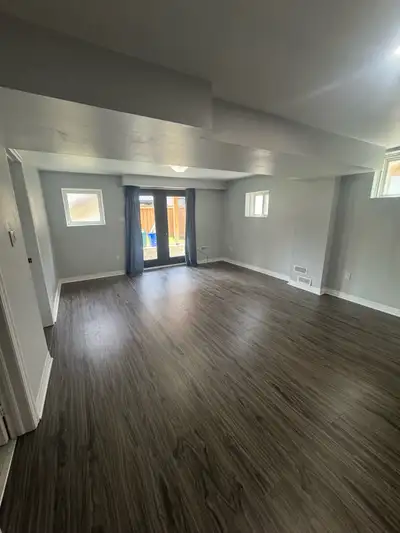1+ Den Newly renovated walk out