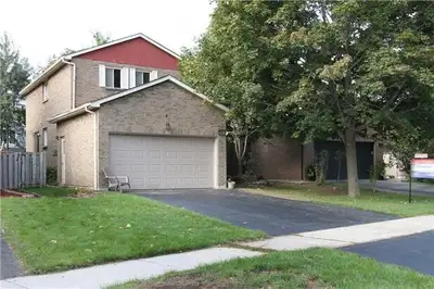Well-kept private bedroom rental in a detached home in Mississauga close to University of Toronto Mi...