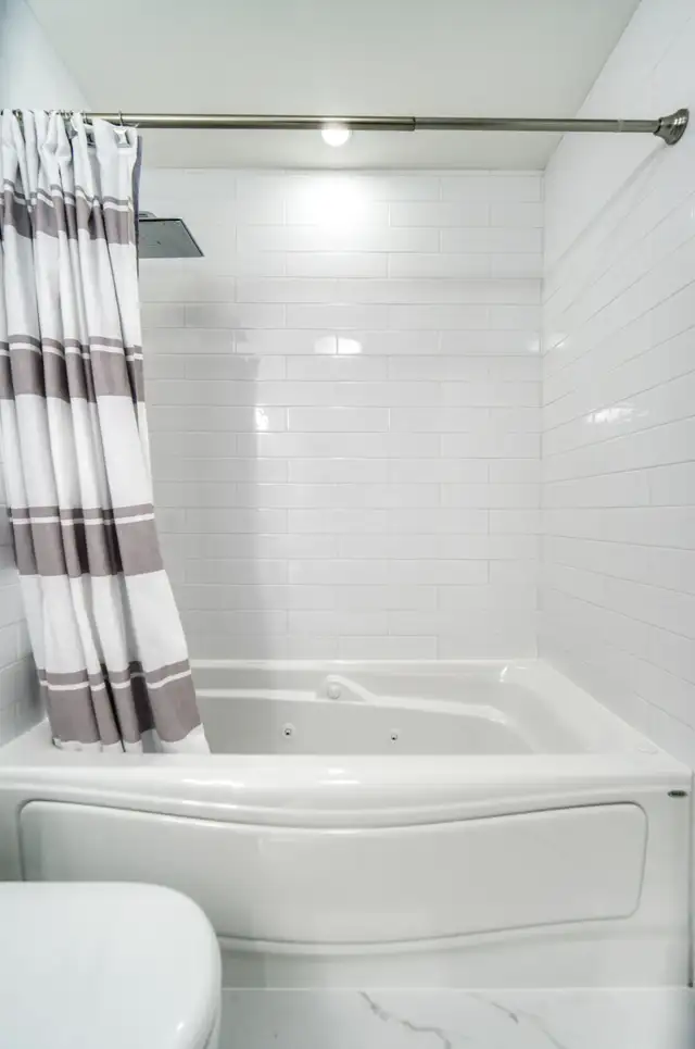 Furnished 2-Bed 2 Bath Waterfront Condo - Kings Wharf Dartmouth in Long Term Rentals in Dartmouth - Image 9