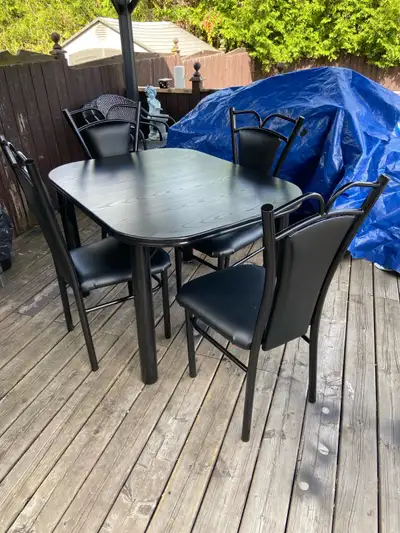Ensemble table et 4 chaises avec rallonge – Excellent état !, View more
