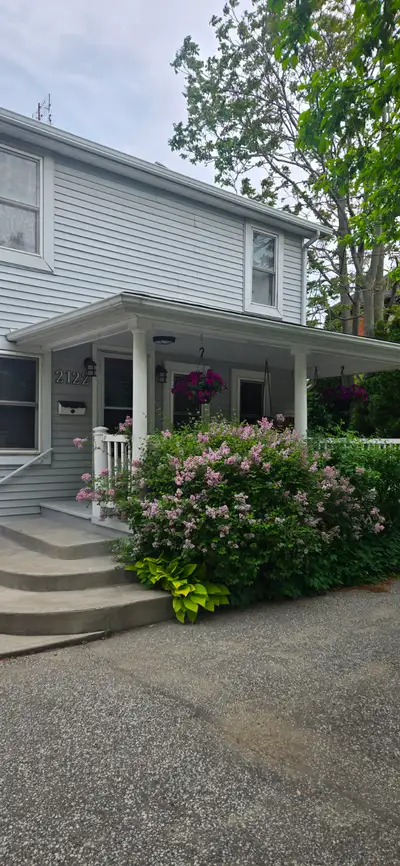 Staycation home in desirable area, minutes from 401, conveniences, schools, golf courses, Ojibway na...