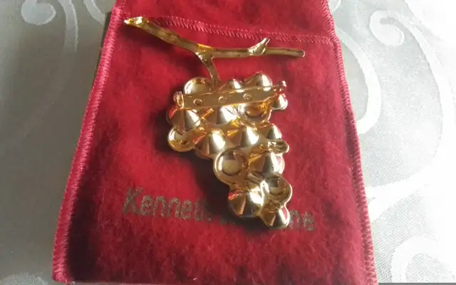 NEW - CRYSTAL GRAPES BROOCH - BY DESIGNER KENNETH JAY LANE in Jewellery & Watches in City of Toronto - Image 4
