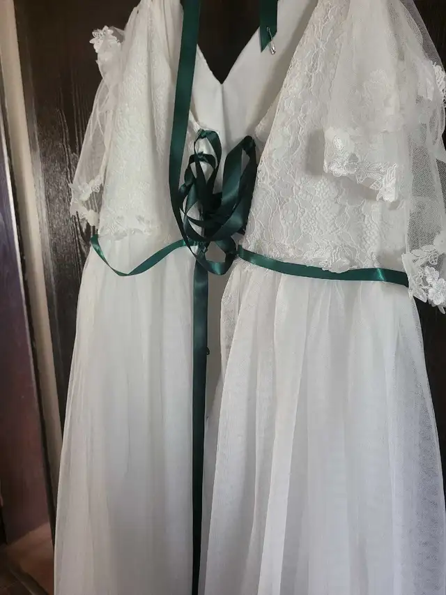 Wedding dress never worn xl in Wedding in Lethbridge - Image 2