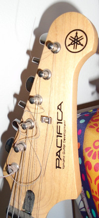 Guitare Yamaha Pacifica/étui/trépied/courroie