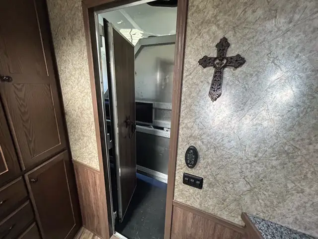 Living quarters horse trailer  in Equestrian & Livestock Accessories in Vanderhoof - Image 11