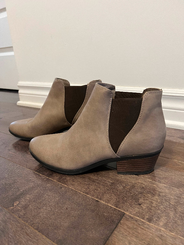 Women’s Ankle boots from Call it Spring -Taupe size 8.5 US dans Femmes - Chaussures  à Longueuil/Rive Sud - Image 2