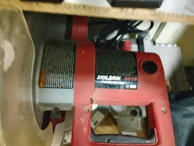 HARDLY USED SKILL SAW FOR WOOD CUTTING TABLE TOP-IN A VERY GOOD in Power Tools in Mississauga / Peel Region - Image 4