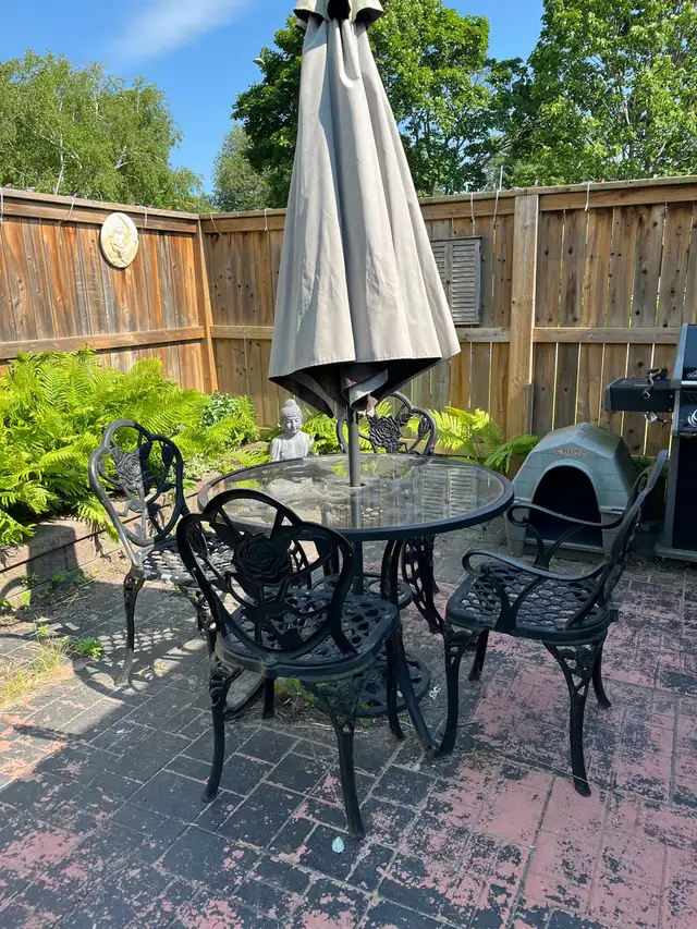 cast iron bistro table in Patio & Garden Furniture in Oshawa / Durham Region - Image 4