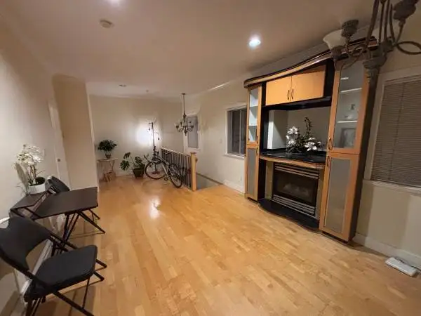 Large furnished room in a house for temporary rent in Room Rentals & Roommates in Vancouver - Image 6