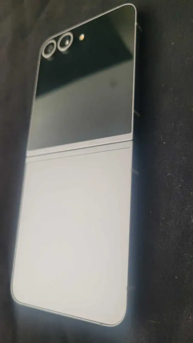Unlocked Samsung Galaxy Z Flip6 5G – 256GB in Cell Phones in Richmond - Image 5