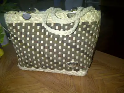 BEAU SAC À MAIN D'ITALIE 8"x13"LAR BEIGE+BRUN+BANDOULIÈRE $10.00, View more