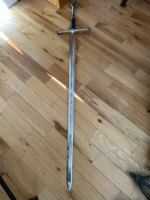 Épée décorative style Andúril in Arts & Collectibles in Laurentides - Image 2