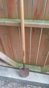 True Temper long handled small head round mouth 5.