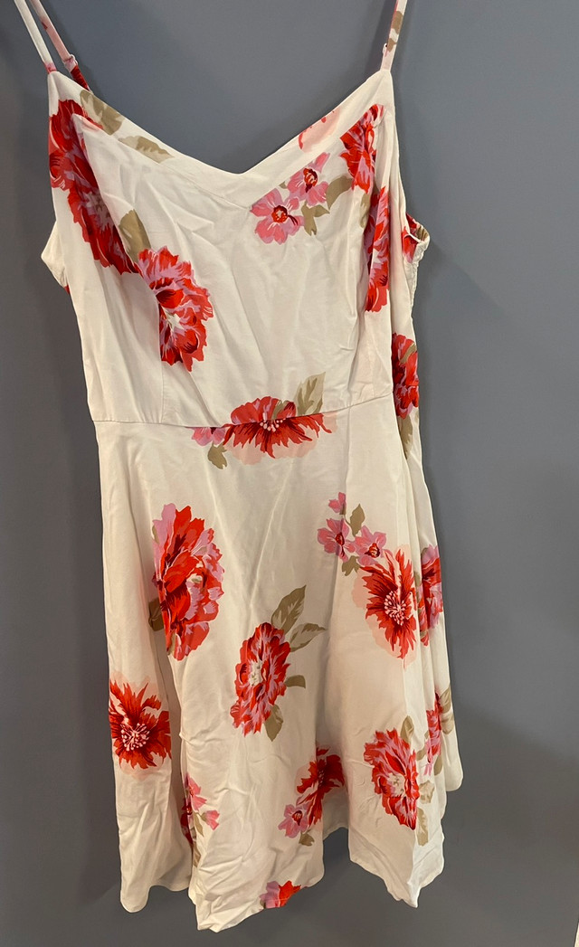 OLD NAVY FIT & FLARE FLOWERED DRESS  in Women's - Dresses & Skirts in Guelph - Image 3