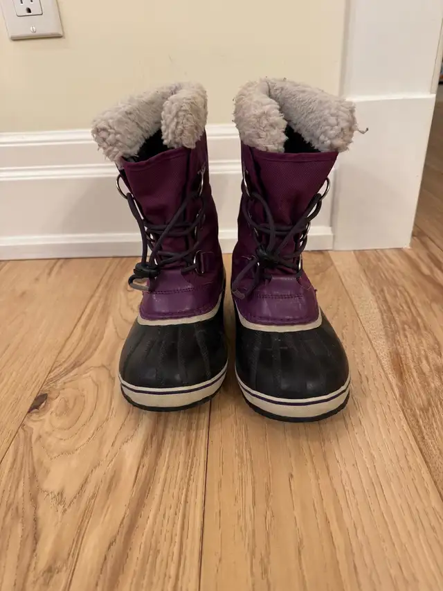 Kids Sorel Size 4 Winter Boots- Like New in Kids & Youth in Mississauga / Peel Region - Image 2