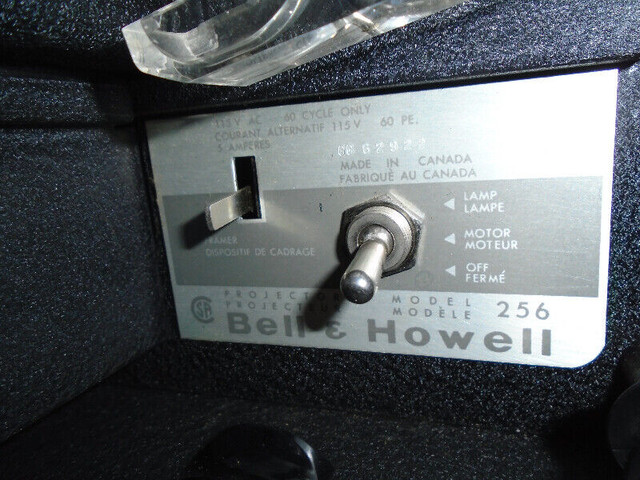 Projecteur de film BELL & HOWELL / BELL & HOWELL movie projector in Arts & Collectibles in Bathurst - Image 4