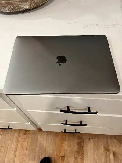 2017 MacBook Pro. 13 inch, 2 TBT3, 2.3 GHz, 8GB/128 GB SSD. Bought a new one so no longer need. Does...