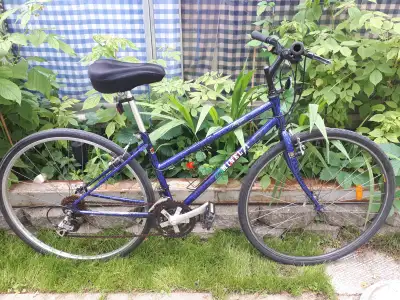 Vélo hybride de marque Minelli em très bonne condition on demande 65$ au 4183809233 svp communiquer...