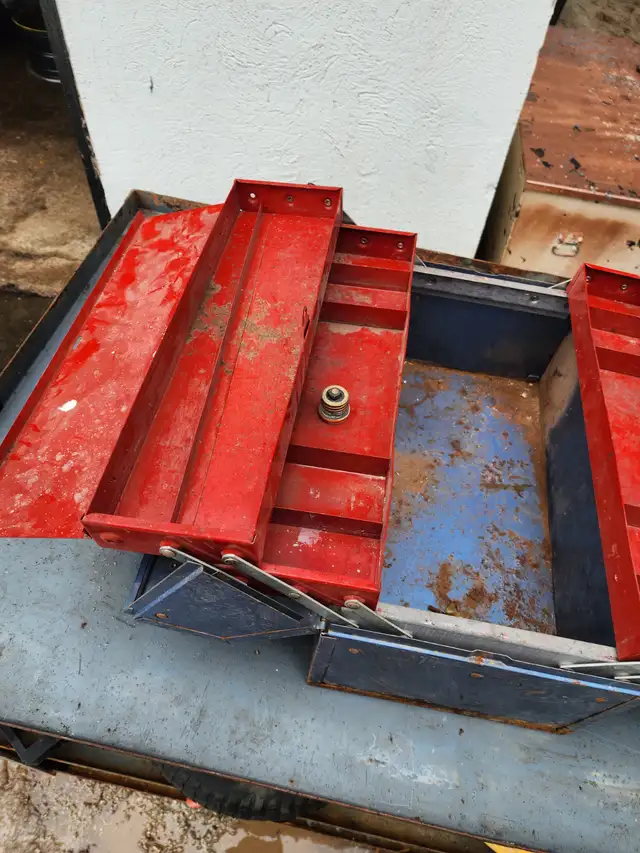 old rusty tool box heavy blue beach 18'' x 10'' x 13'' in Tool Storage & Benches in Oakville / Halton Region - Image 7