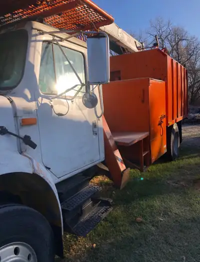 1990 International 70ft Forestry Bucket Truck with Dump, Motor runs great, Barely Used, New batterie...