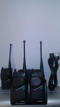 3X Motorola Visar Handie-Talkie FM Radio & Dual Slot Charger
