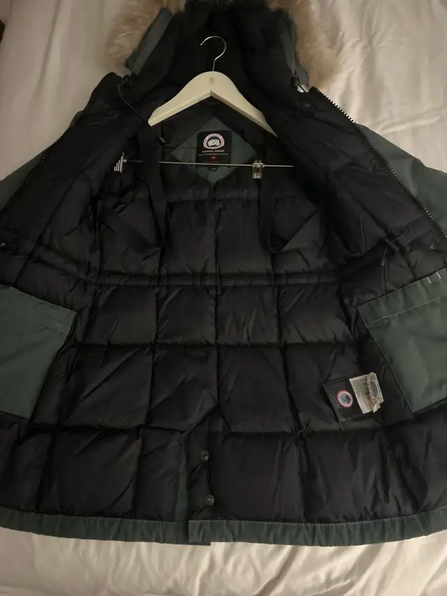 Canada Goose Parka in Women's - Tops & Outerwear in Oakville / Halton Region - Image 6