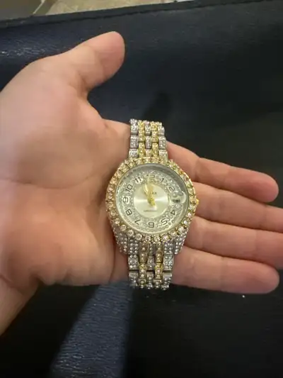 It is a very nice watch I was not used and gold and silver